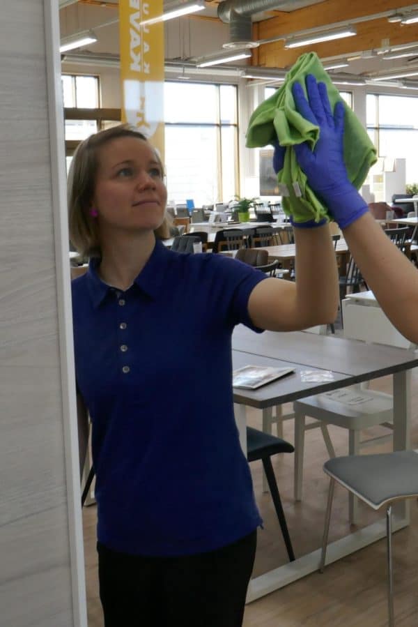 Putsinkin siivooja pesee lasipintaa